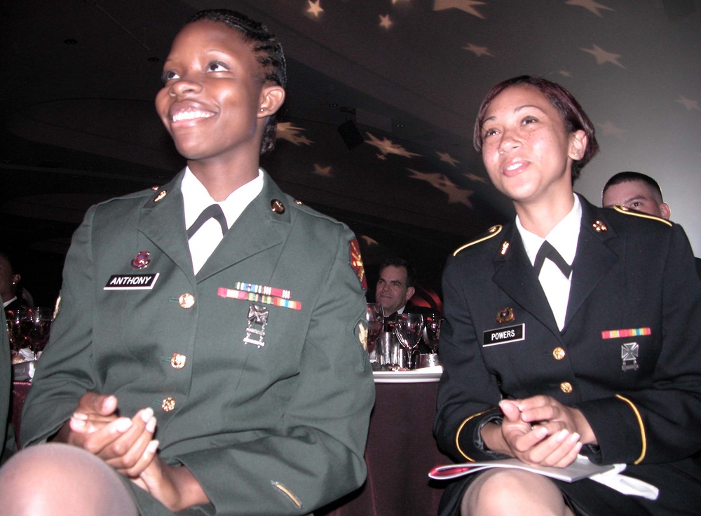 Soldiers Shine at USO Gala in Washington