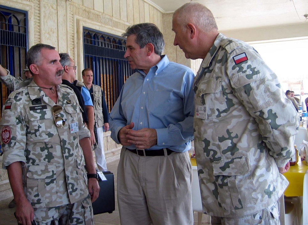 Wolfowitz Meets with Polish Military Leaders in Iraq