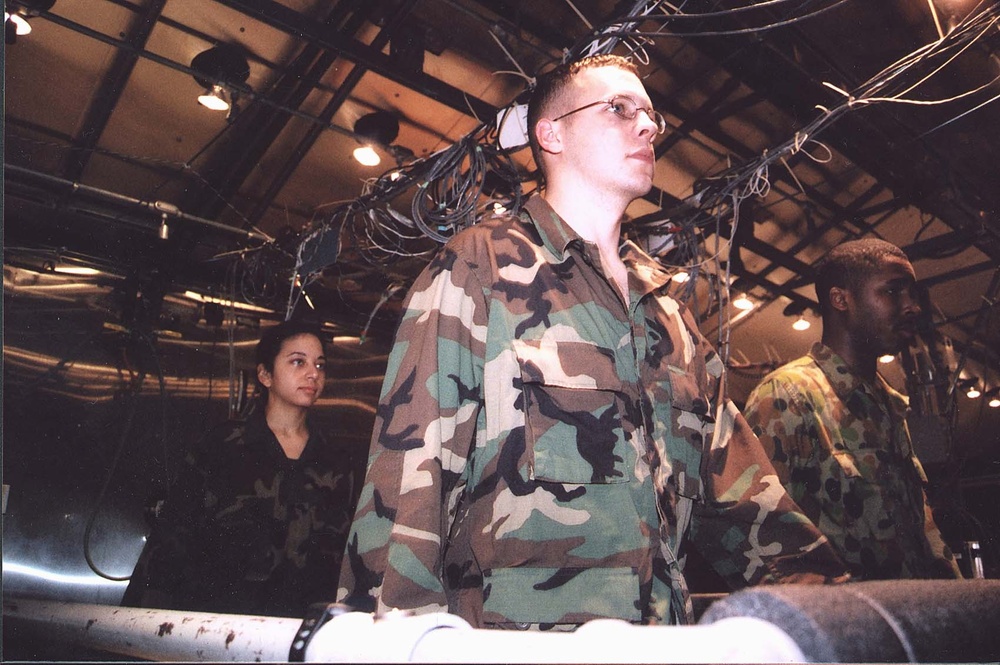 Soldiers Test Treadmill Under Controlled Conditions