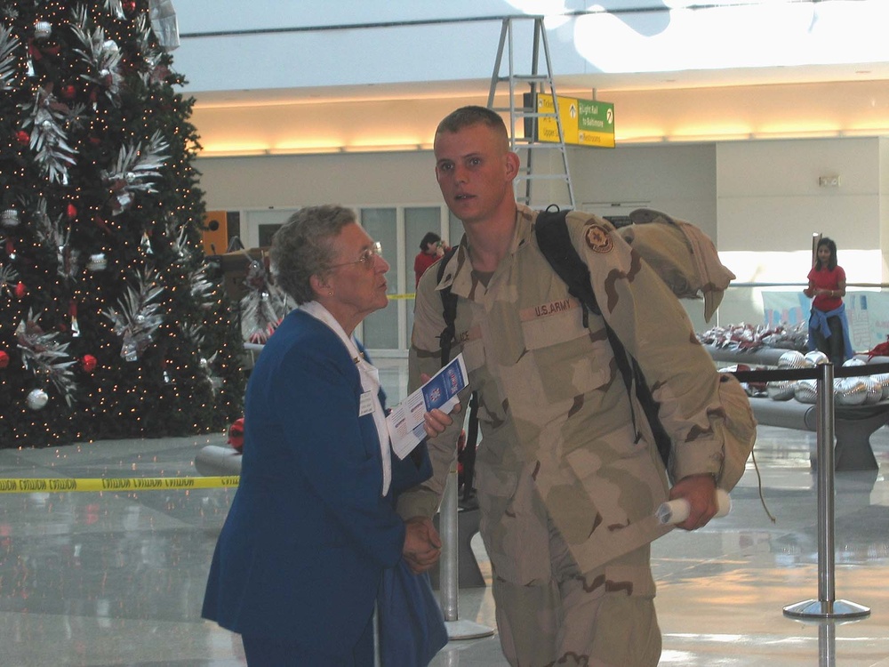 Veterans Auxiliary Member Welcomes Returning Soldier at BWI