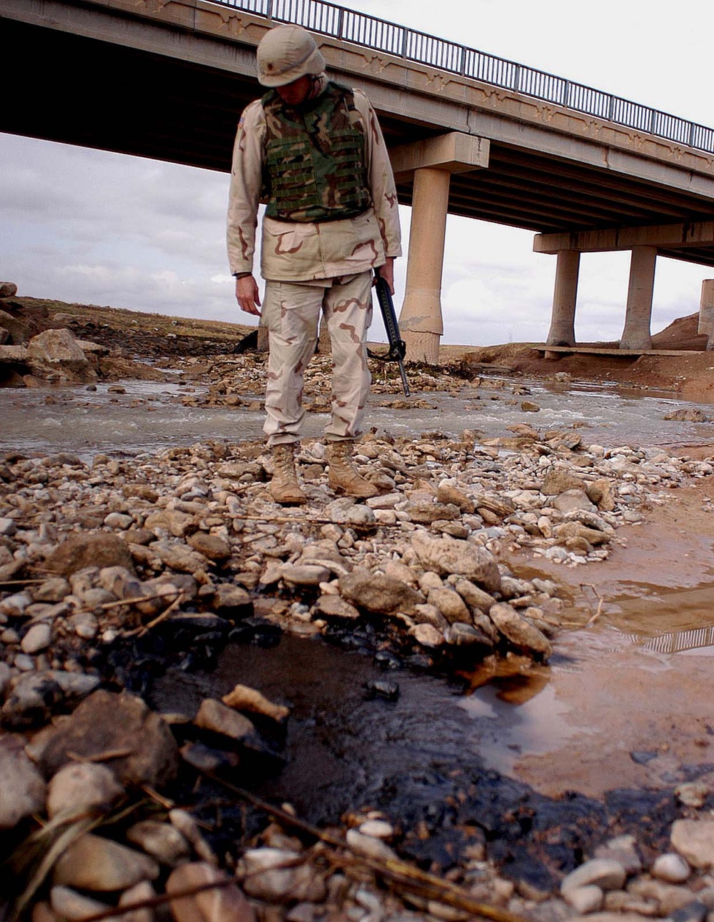 Chemical Officer Inspects Oil Spill in Iraqi Waterway