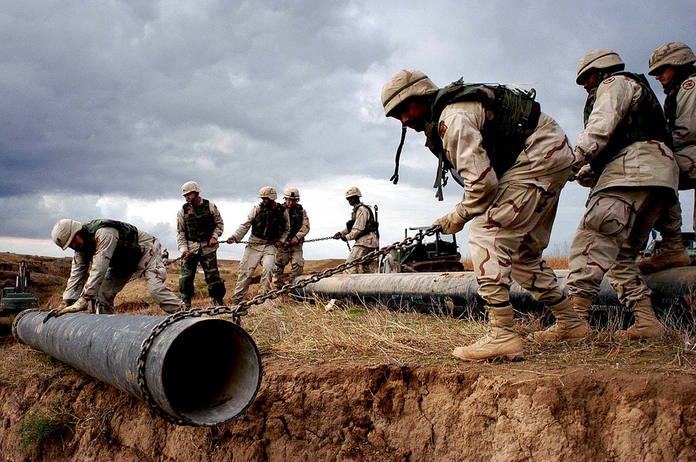 Soldiers Construct Dam to Protect Tigris River from Oil Spill