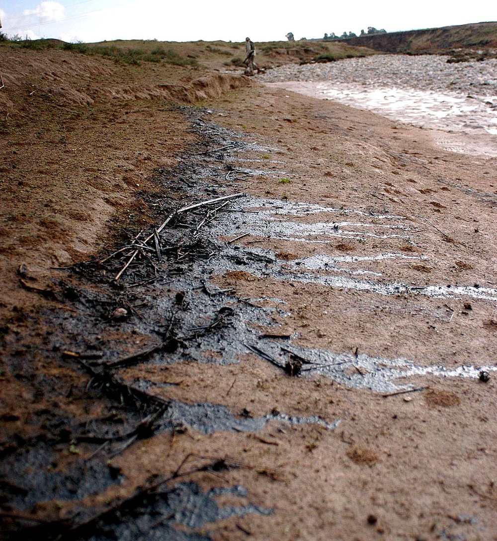 Engineers Construct Dam to Contain Oil Spill in Tigris River