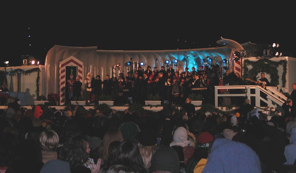 Troops, Families Celebrate Christmas at White House Tree Lighting