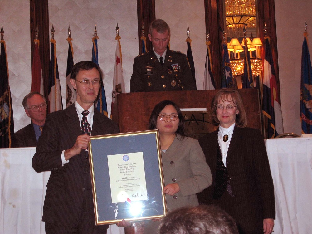 Deaf Employee Honored for Outstanding Service at Defense Contract Management Agency
