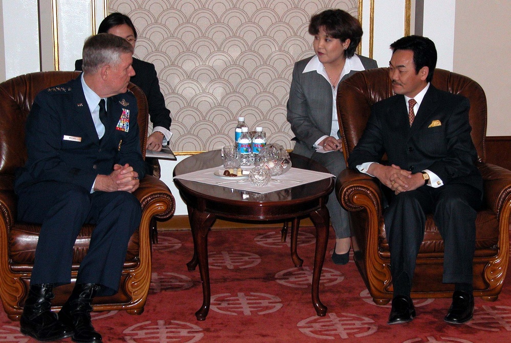 Mongolian President Meets with U.S. Military Chief During Visit