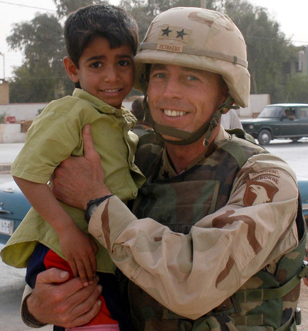 Petraeus Stops to Help Young Iraqi Boy in Karbala