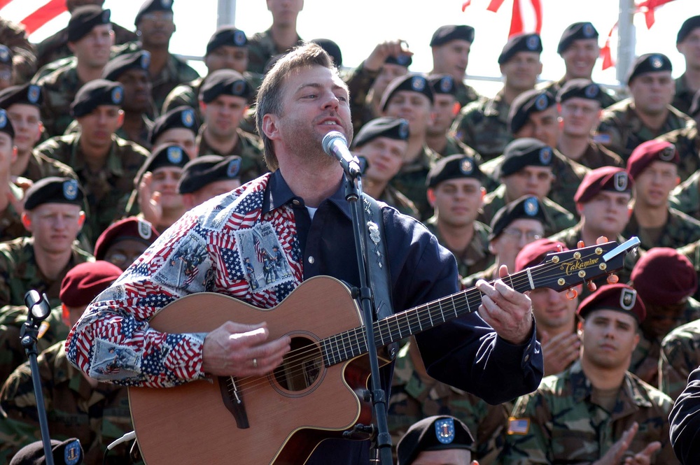Country Star Worley Performs for Troops at Fort Campbell