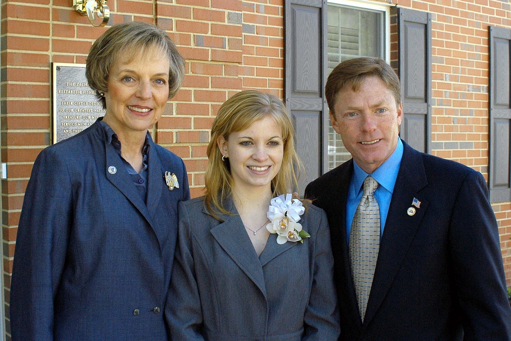 Former Army Pfc. Jessica Lynch, Fisher House Foundation Chair Dedicate New Facility at Walter Reed