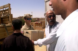 Army Officer Distributes Supplies to Iraqi Hospital