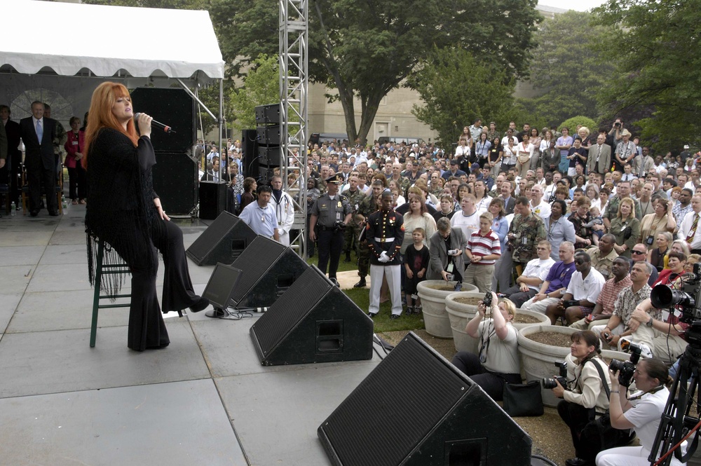 Wynonna Judd Performs for Troops at Pentagon USO Concert