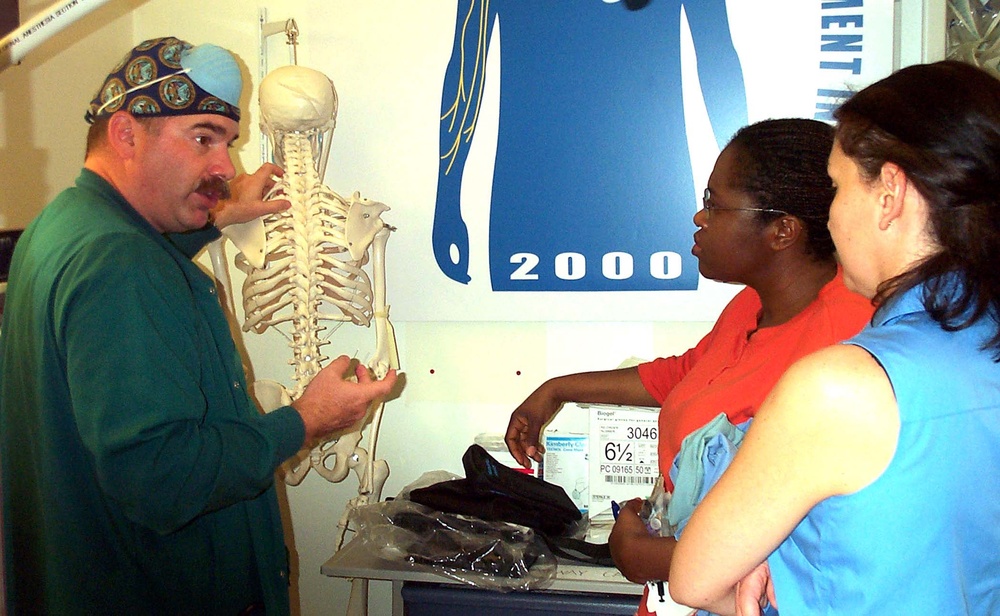 Army Doctor Demonstrates Continuous Peripheral Anesthesia Technique to Visiting Physicians