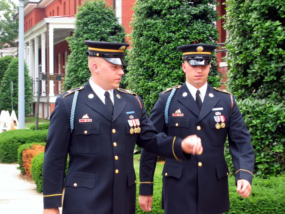 Soldiers Carry Reagan's Casket into U.S. Capitol