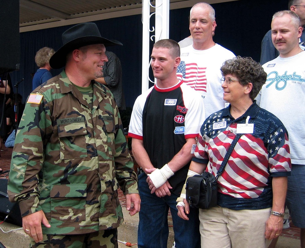 Country Star Visits Wounded Troops at Walter Reed
