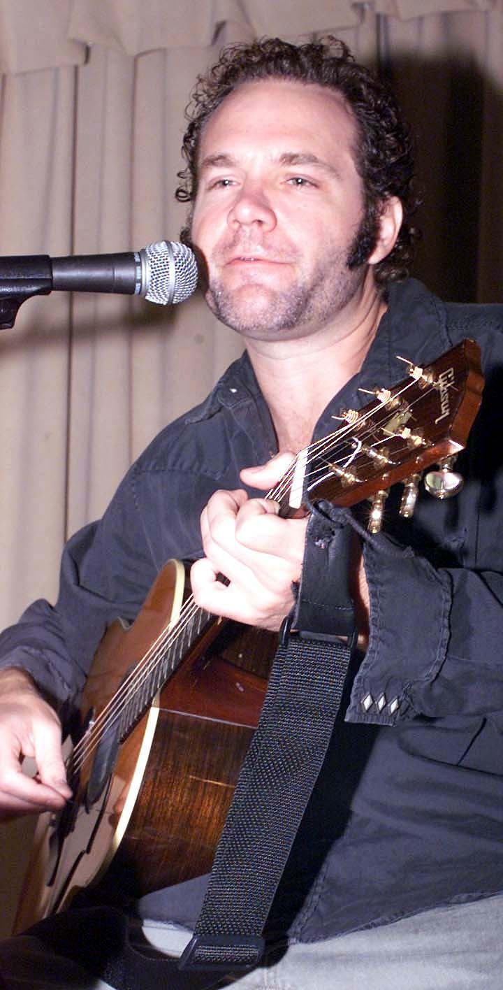 Five for Fighting's John Ondrasik Performs for Patients at Walter Reed Army Medical Center