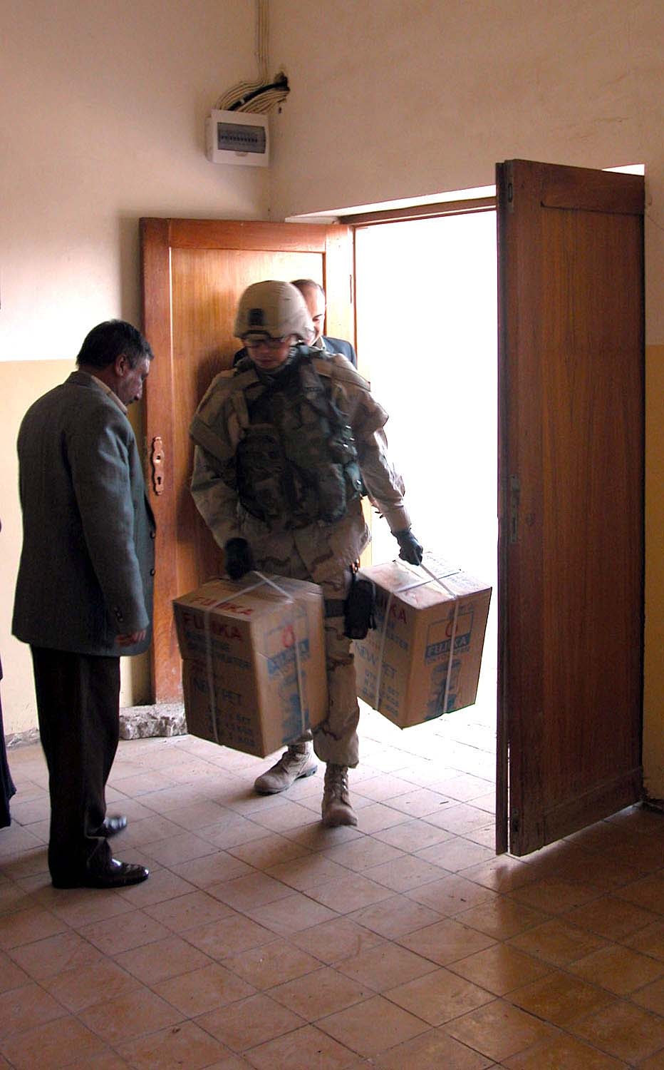 Soldiers Deliver Heaters to Baghdad Schools