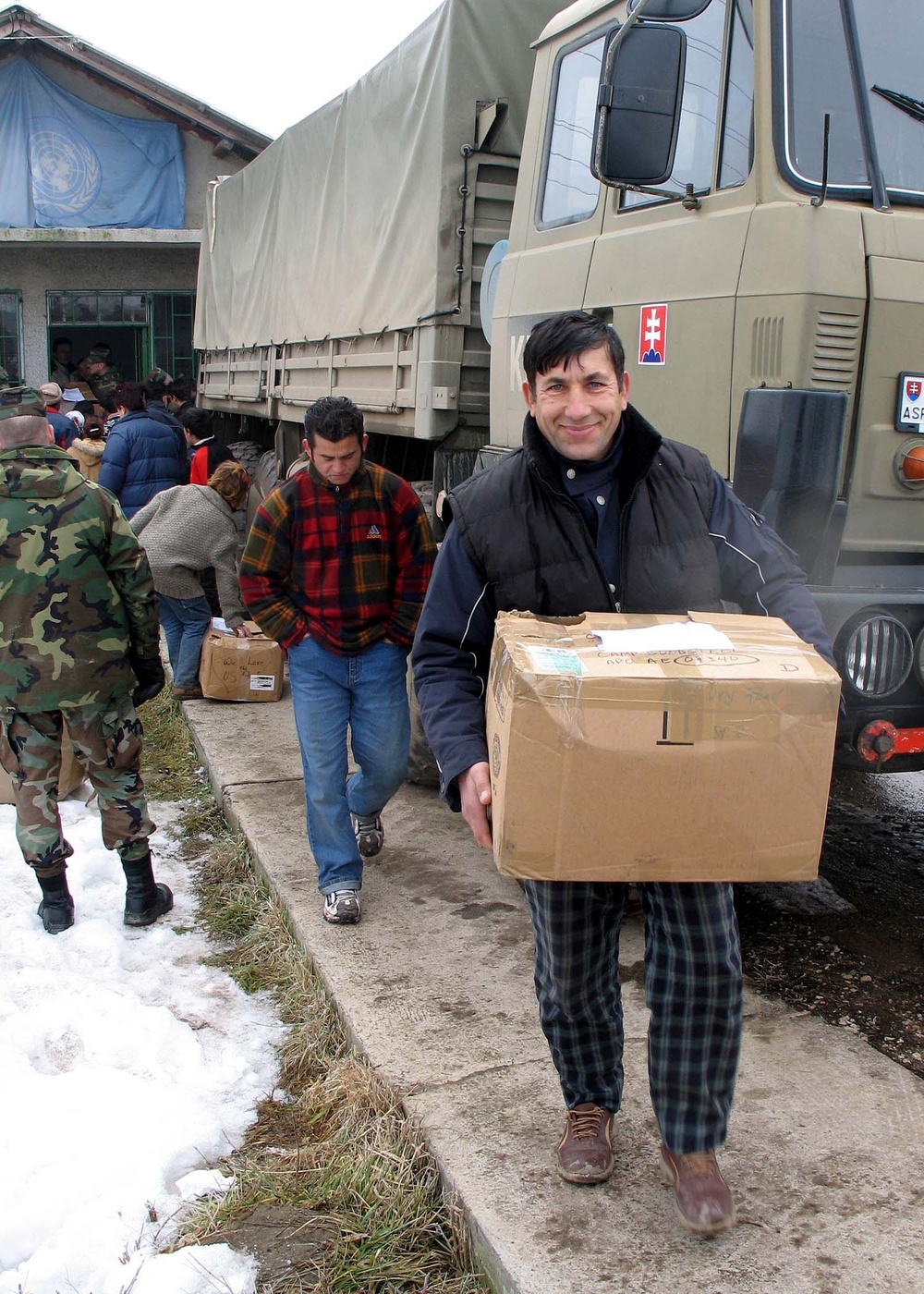 American, Slovak Troops Deliver Aid to Needy Families in Kosovo