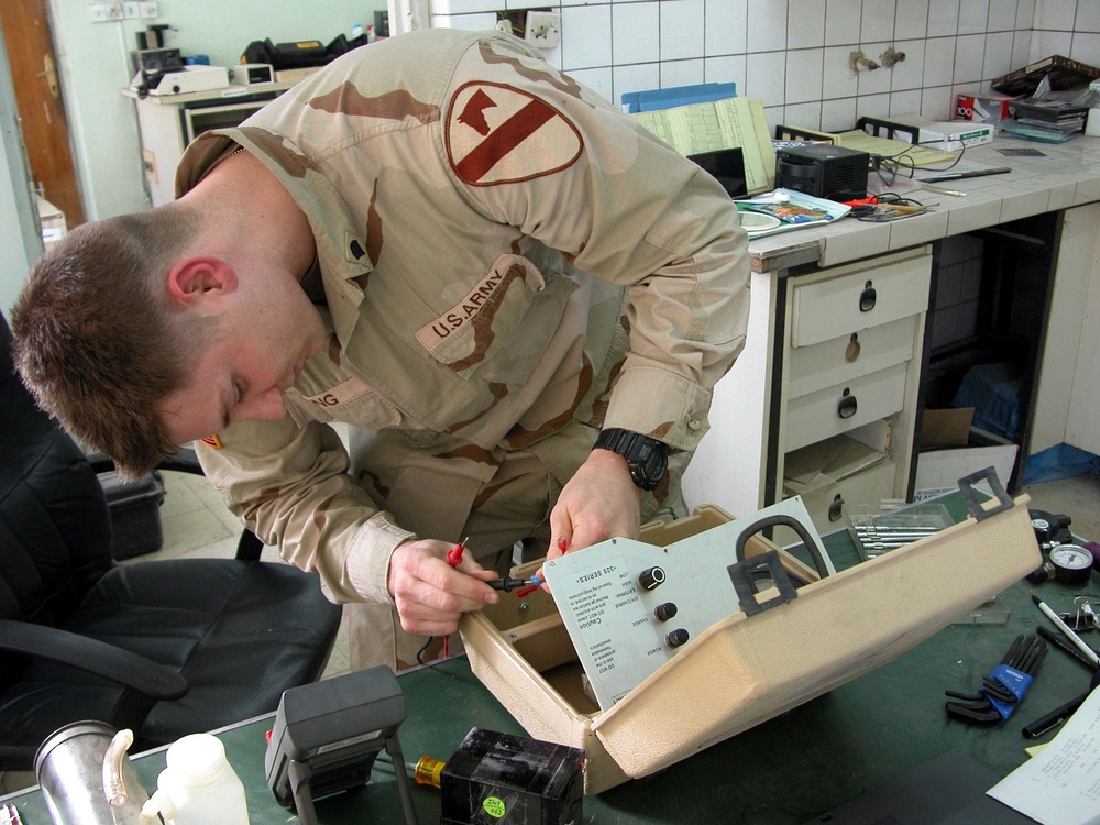 Army Medic Troubleshoots Suction Apparatus for Wound Care