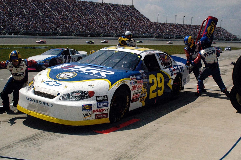 Pit Crew Executes Flawless 14.2-Second Tire Change