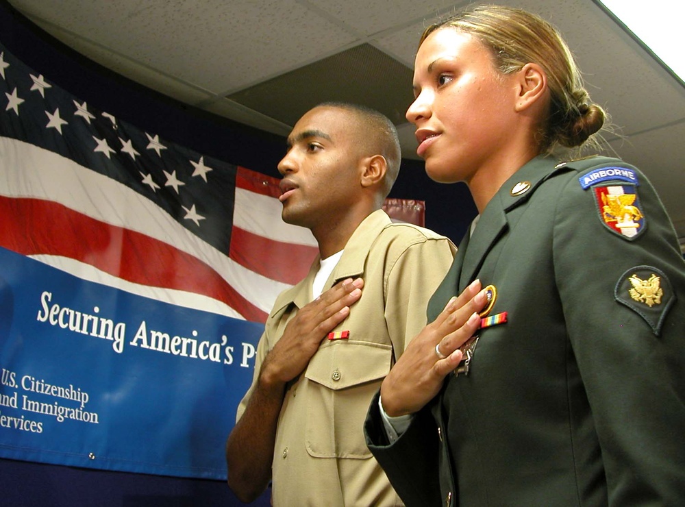 New U.S. Citizens Recite Pledge of Allegiance
