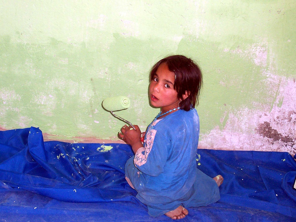 Afghan Girl Helps Renovate Classroom in Shah Wali Kot