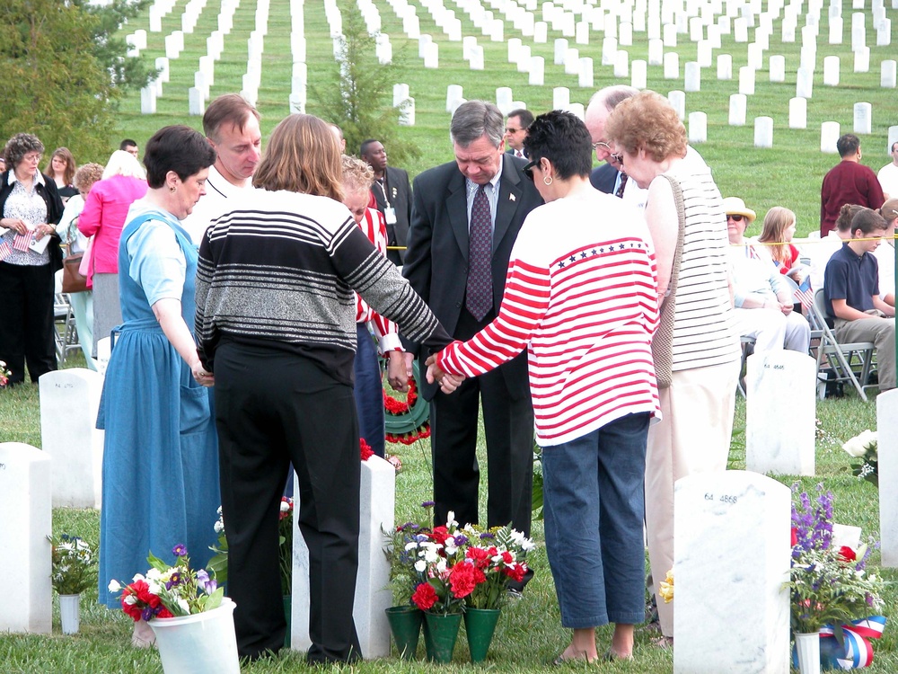 Families Honor Fallen Service Members Killed on 9/11 at Arlington National Cemetery