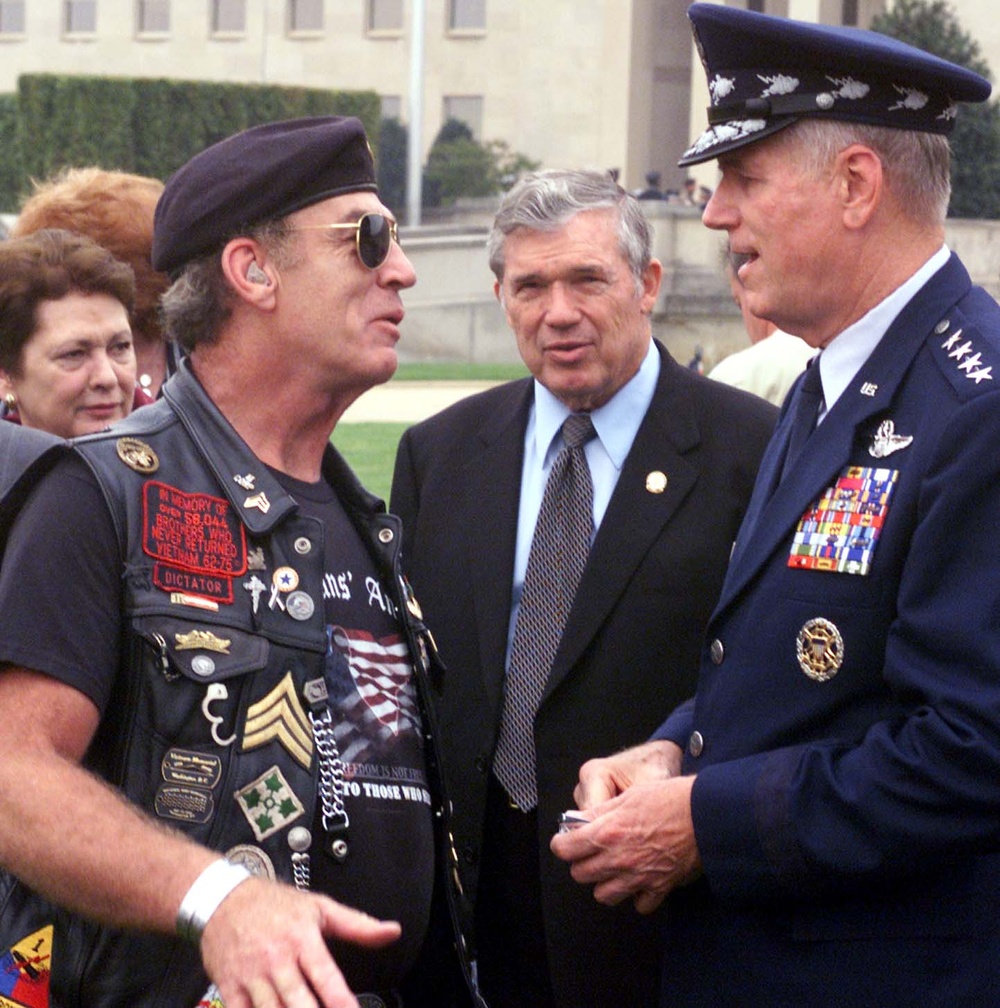 Top Military Leader Connects with Veteran Motorcycle Group