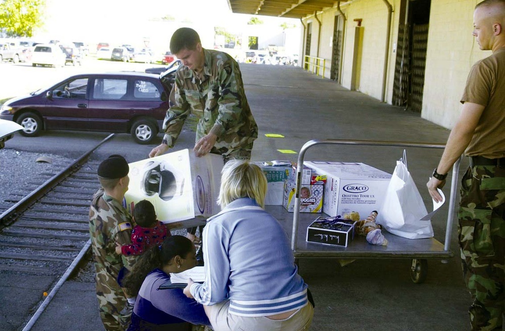 Soldiers Assist with Oprah's Baby Shower at Fort Campbell