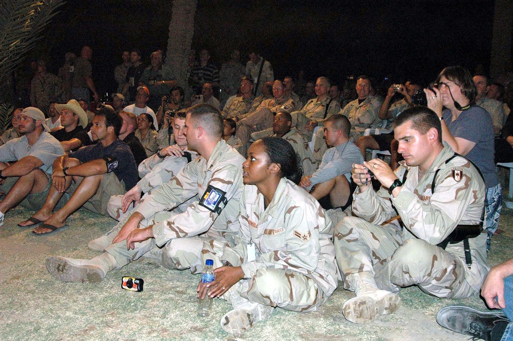 Chely Wright Performs for Troops in Iraq's International Zone