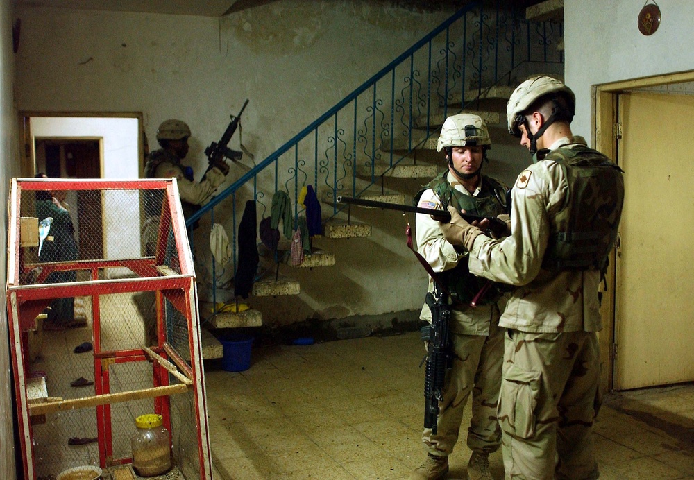 Army Soldiers Search Iraqi House, Discover Shotgun