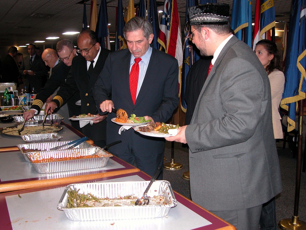 Wolfowitz Attends Iftar Dinner at Naval Medical Center