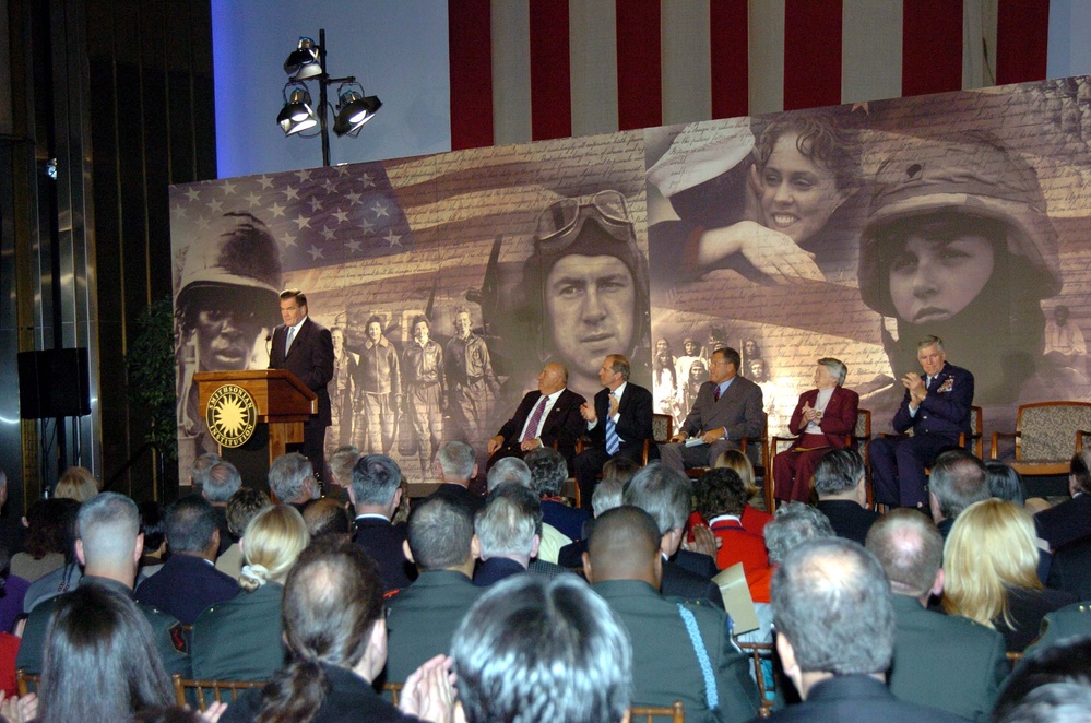 Homeland Security Chief Honors Veterans at Smithsonian Exhibit Opening