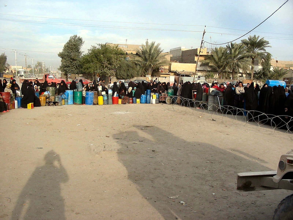 Iraqis Brave Long Lines for Subsidized Kerosene in Sadr City