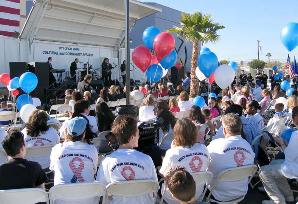 Neil Diamond Impersonator Entertains Troops, Families at Holiday Cheer Rally