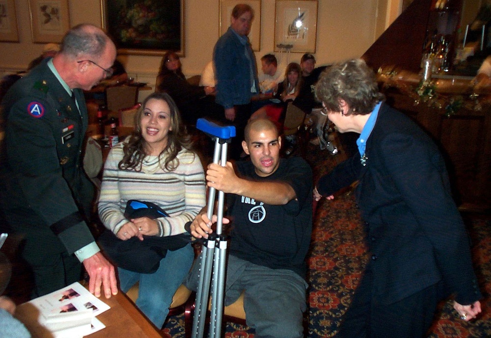 Wounded Warrior and Spouse Enjoy Dinner with Medical Center Commanders