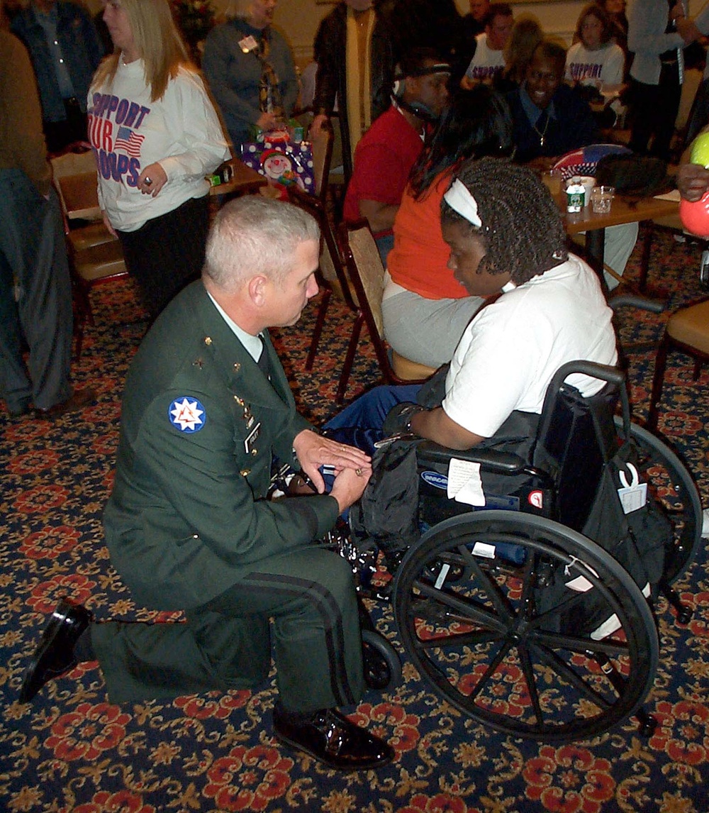 Army General Connects with Wounded Soldier