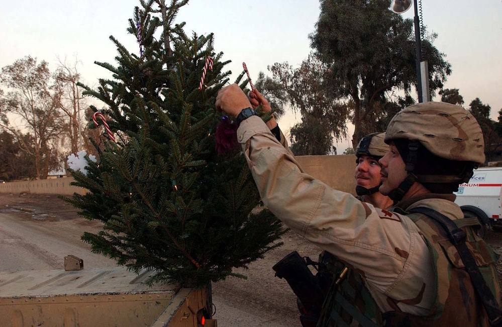 Arkansas Soldiers Spread Holiday Cheer in Iraq