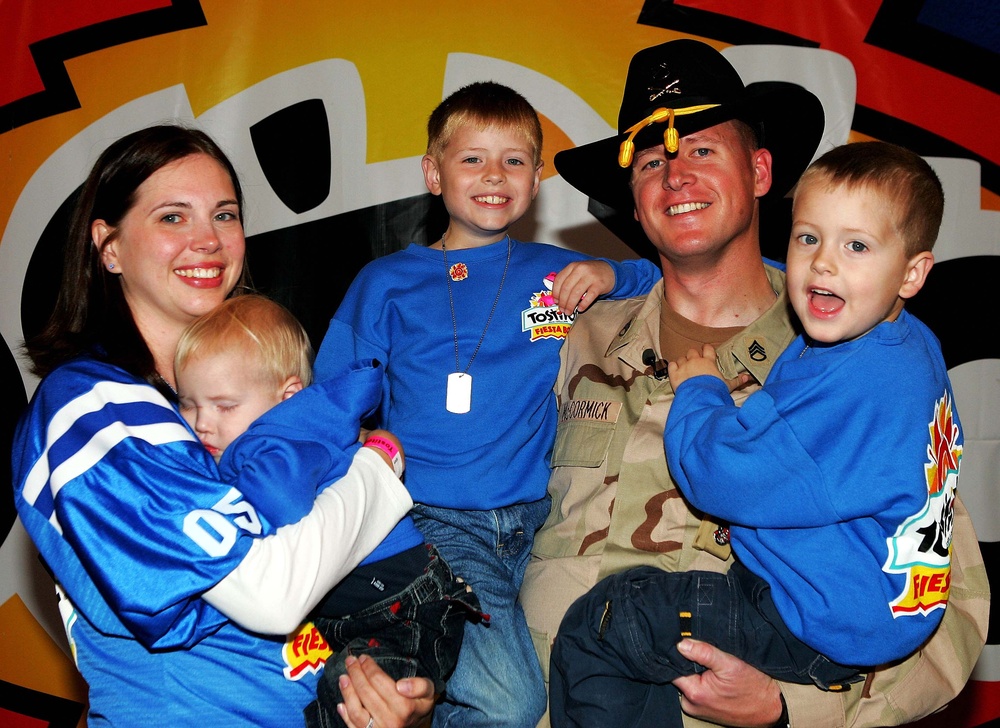 Soldier Surprises Family at Fiesta Bowl Halftime