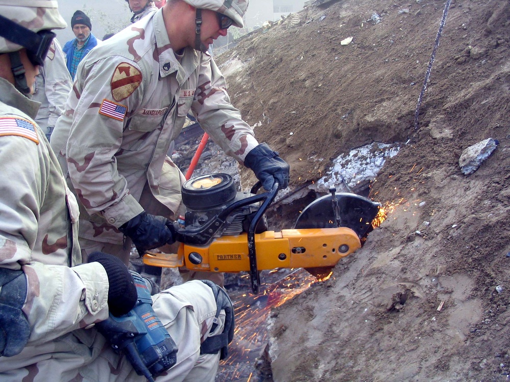 Heroic Soldiers Rescue Trapped Victims from Collapsed Building