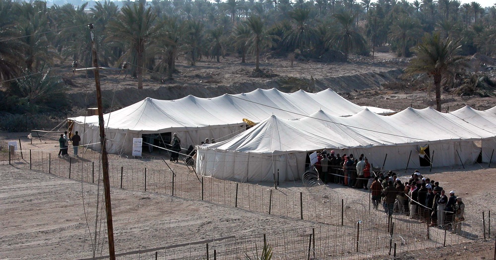 Fallujans Line Up for Humanitarian Aid After Security Checkpoints