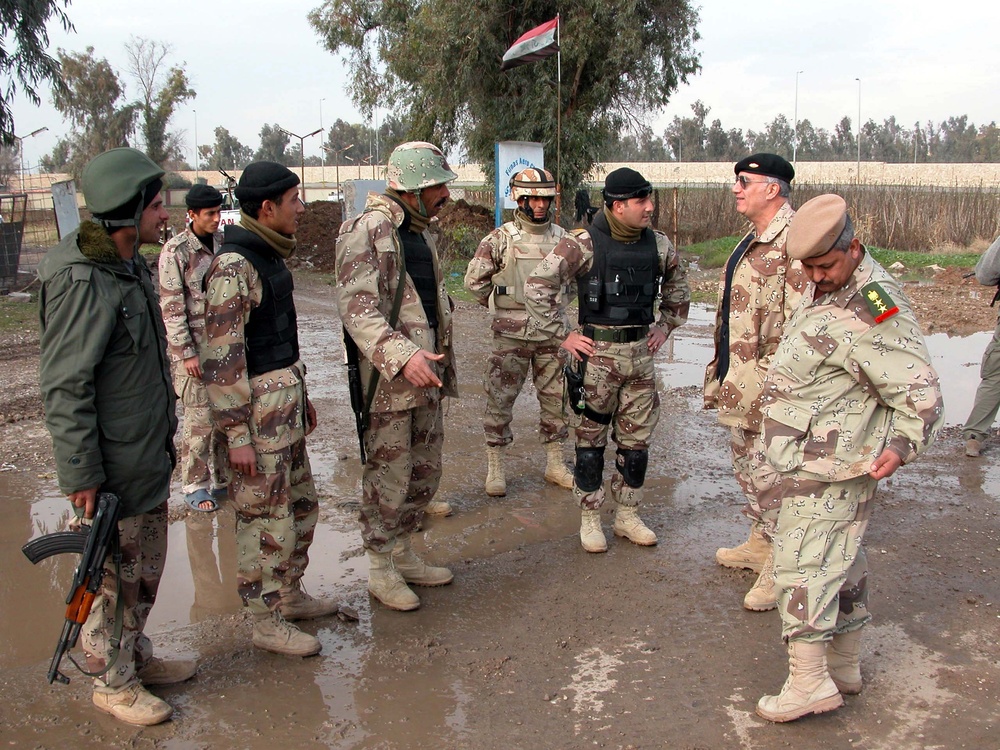 Iraqi General Visits Mosul Joint Coordination Center to Assess Security
