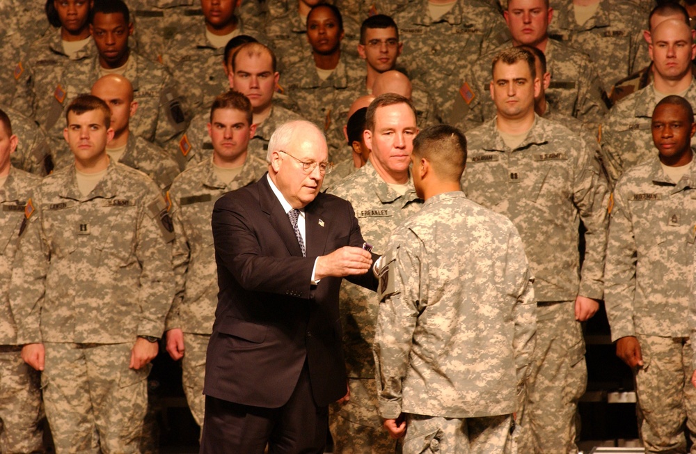 Cheney Honors Wounded Soldier in Baghdad