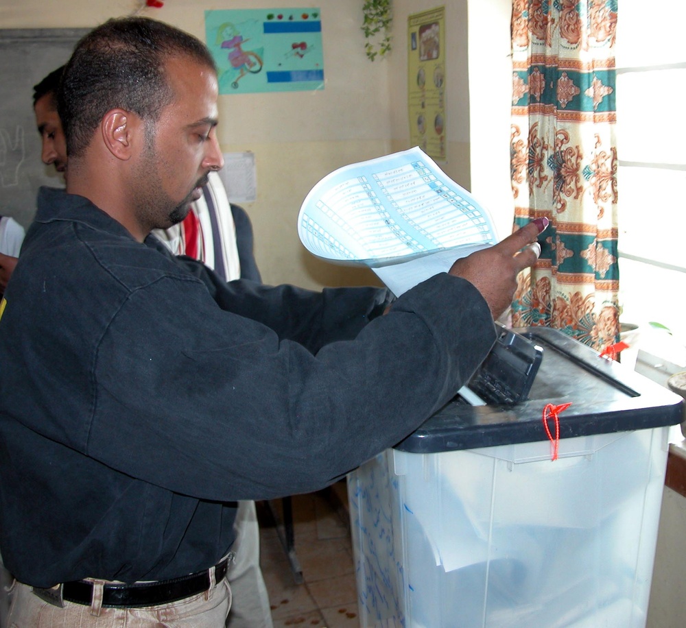 Iraqi Voters Flock to Polls in East Baghdad