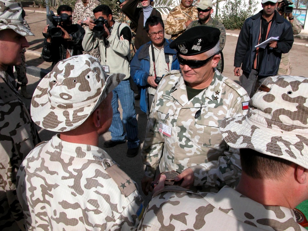 Polish General Honors Ukrainian Officer at Iraq Farewell Ceremony