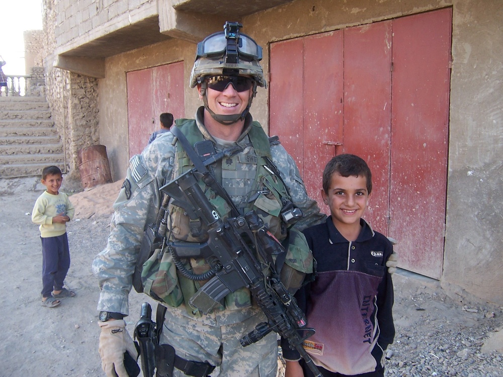 Army Commander Bonds with Iraqi Resident in Haqlaniyah