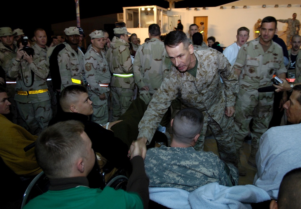 Gen. Pace Visits Troops at Qatar Air Base