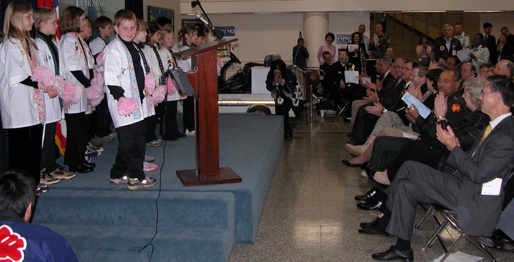 Pentagon Official Applauds Japanese Language Immersion Students