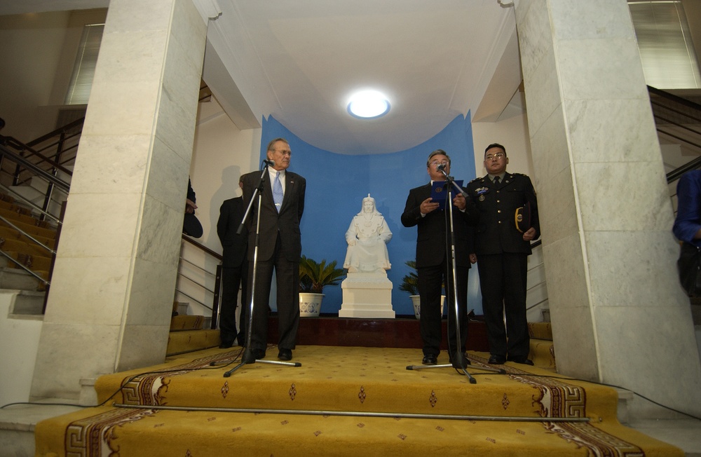 Rumsfeld Meets Mongolian Defense Minister in Ulaanbaatar