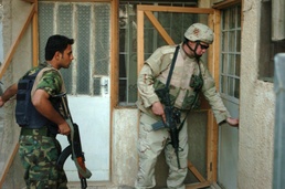 U.S. Troops, Iraqi Forces Conduct House Searches in Zafaraniya