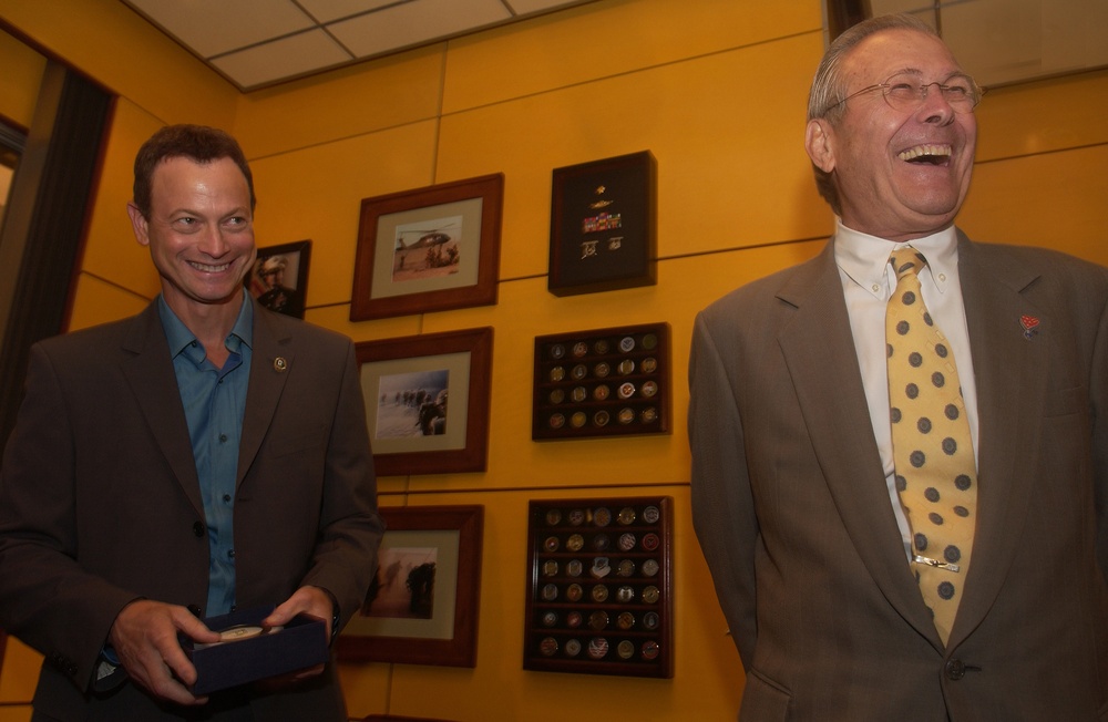 Rumsfeld and Sinise Visit 'CSI: NY' Set
